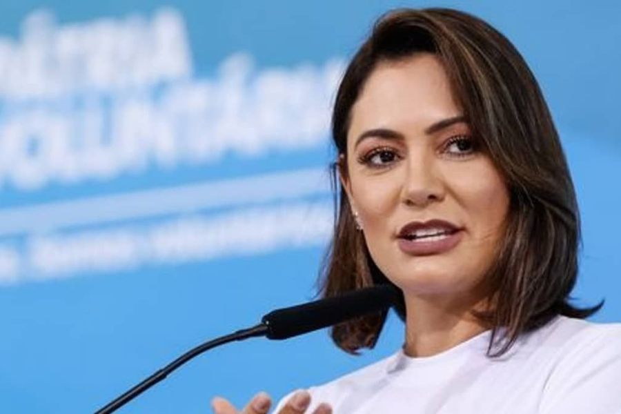 Michelle Bolsonaro é pré-candidata ao Senado no DF, diz Flávio