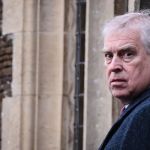 Ex-príncipe Andrew, irmão do Rei Charles III, é preso no dia do aniversário de 66 anos