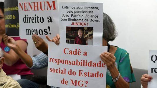 Ex-servidores da MinasCaixa protestaram durante reunião na ALMG