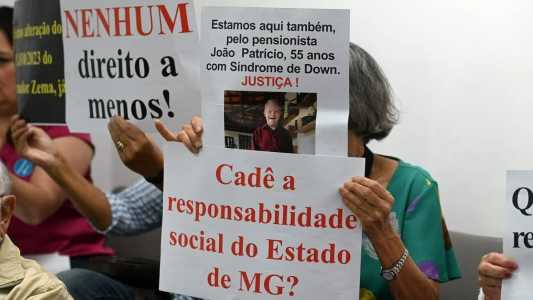 Ex-servidores da MinasCaixa protestaram durante reunião na ALMG