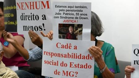 Ex-servidores da MinasCaixa protestaram durante reunião na ALMG
