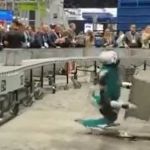 Robô desmaia de cansaço em feira de logística