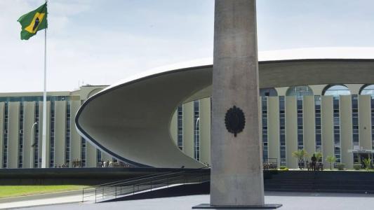 Exército avalia individualmente mensagens de militares, mas quer evitar “caça às bruxas”.