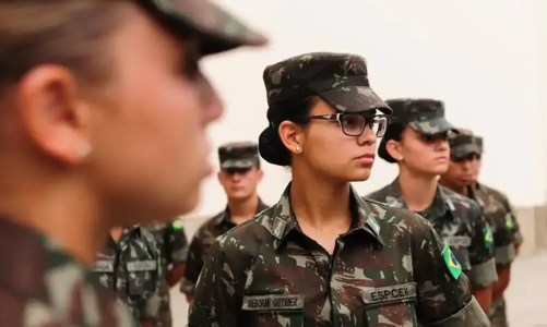 Foto mostra mulheres participando de atividade da Academia Militar das Agulhas Negras