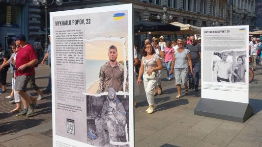 Exibição traz relatos e fotos de vítimas da Guerra da Ucrânia para ruas centrais de Milão