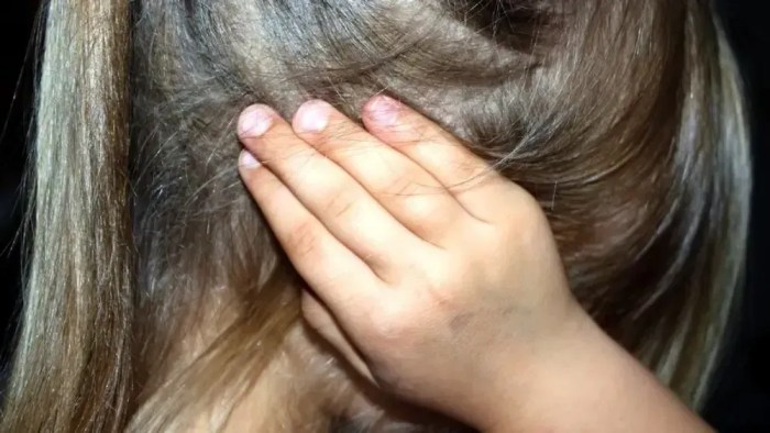 Imagem ilustrativa de criança tapando os ouvidos com as mãos, para simbolizar a exploração sexual de crianças e adolescentes