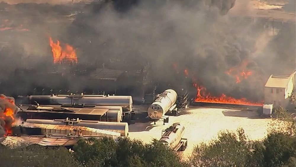 Grande incêndio atinge fábrica de produtos químicos no Texas (EUA)