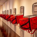 'Entrega Efetuada': exposição convida a refletir sobre a precarização do trabalho