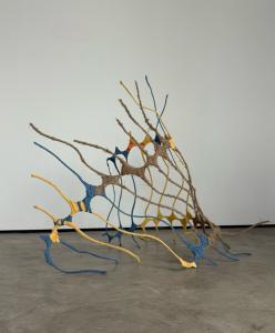 Imagem mostra obra de arte abstrata em um fundo branco