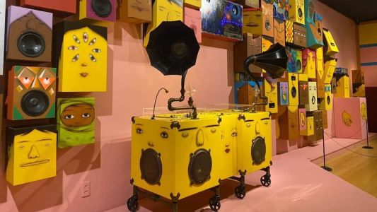 Exposição 'OsGemeos: Nossos Segredos' chega aos últimos dias em BH depois de ocupar as galerias durante três meses