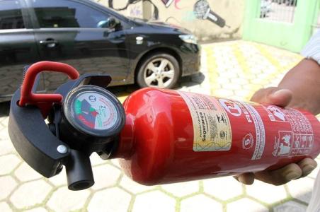 Extintor de incêndio de automóvel