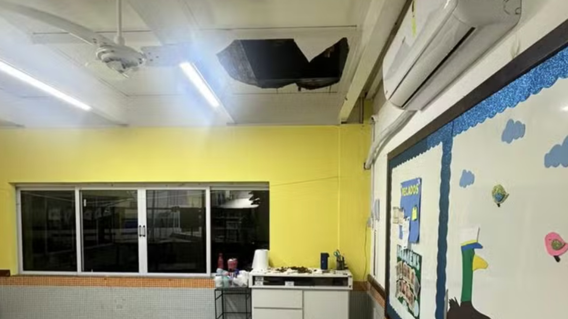 Chão cede, forma buraco e professora cai de uma sala para outra em escola