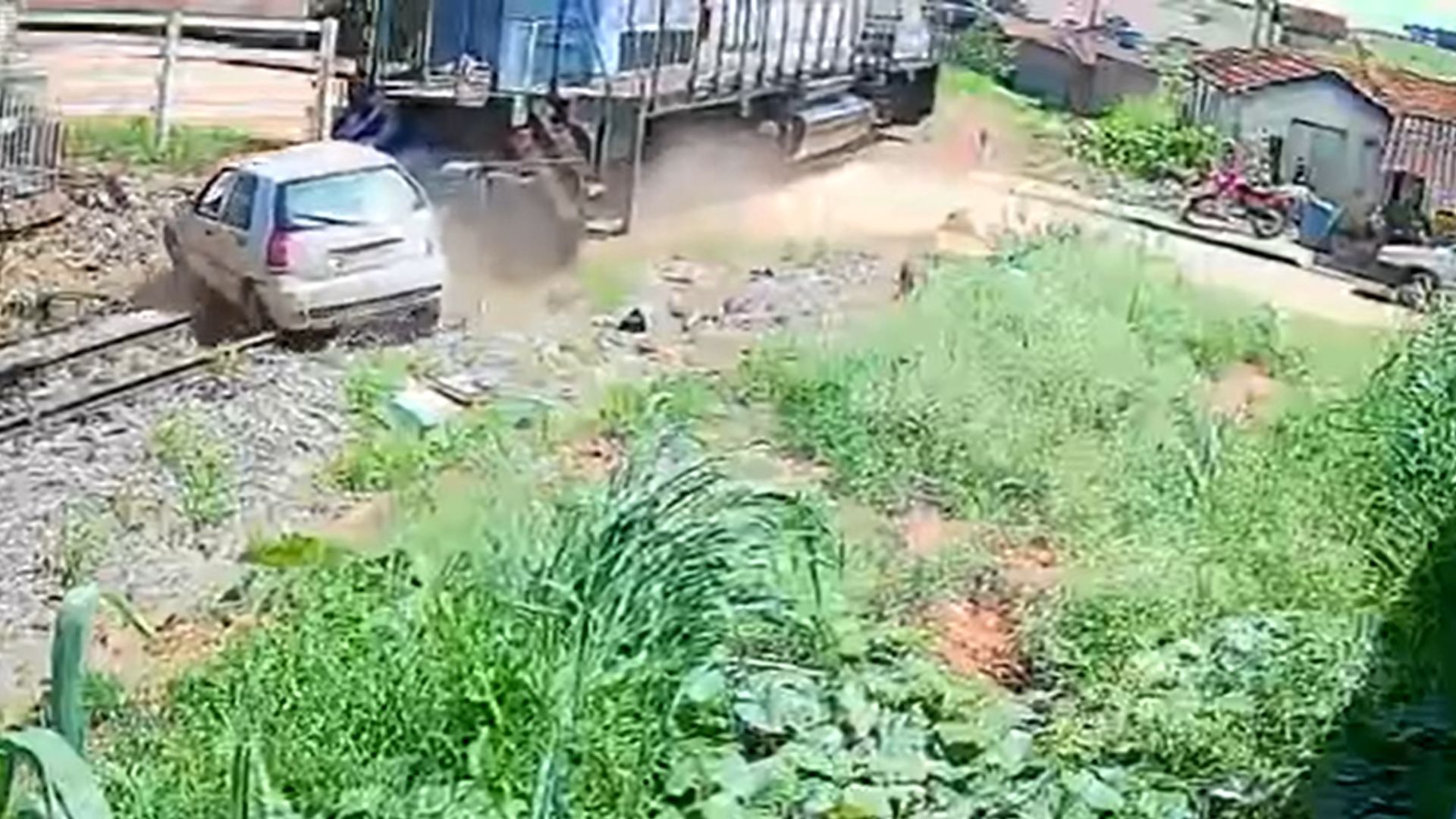 Vídeo: homem sem habilitação tem carro arrastado por trem em Minas