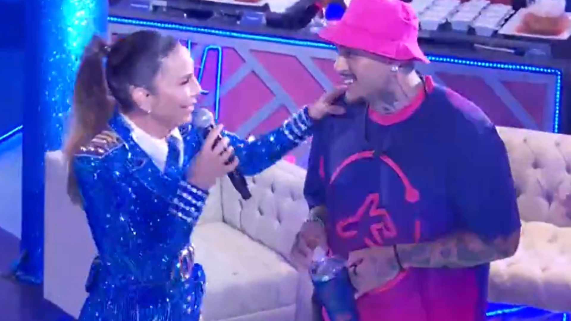 Ivete faz pedido em festa do BBB 24 e brothers se beijam