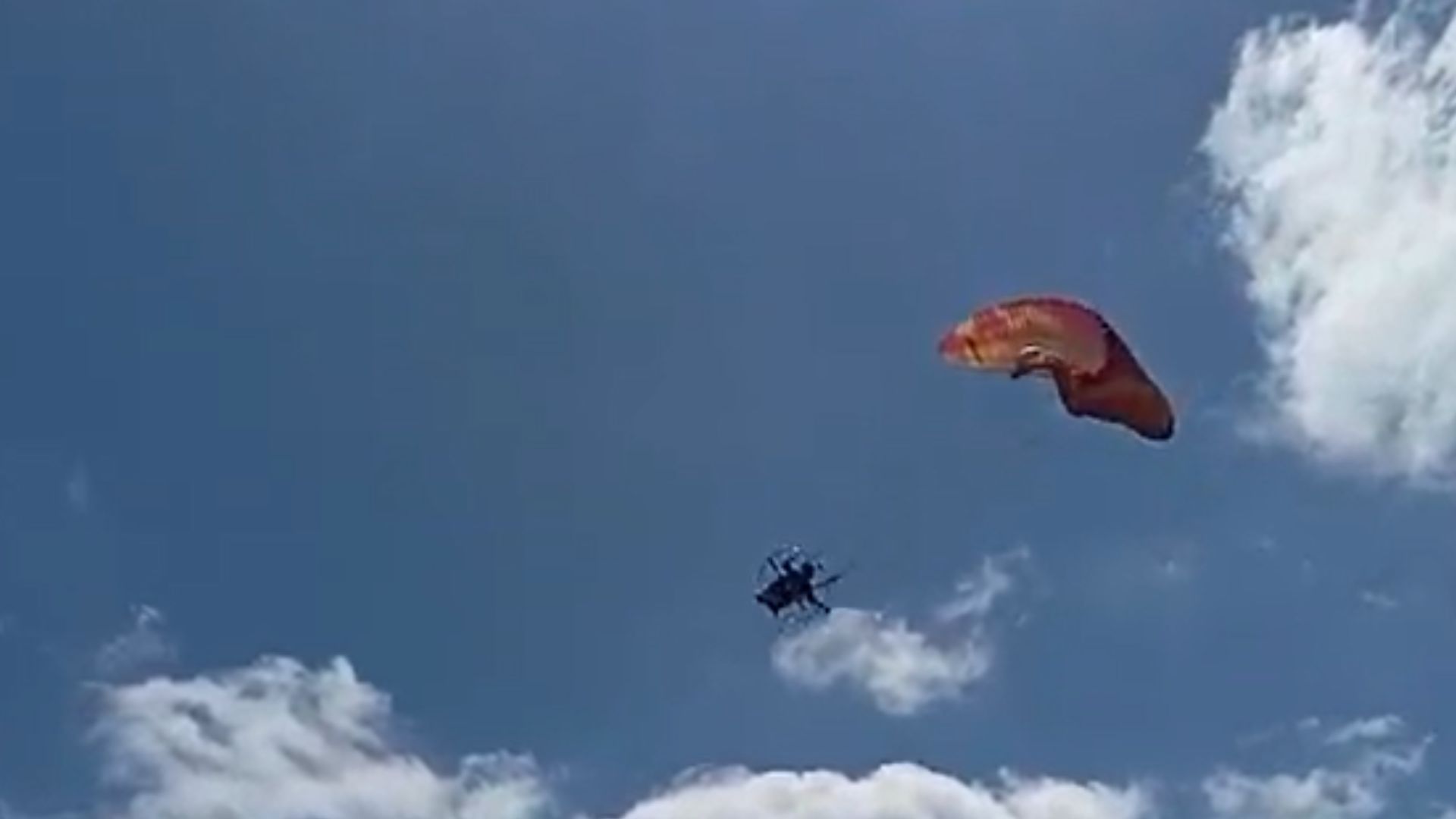 Vídeo: homem sofre queda com paramotor no interior de Minas