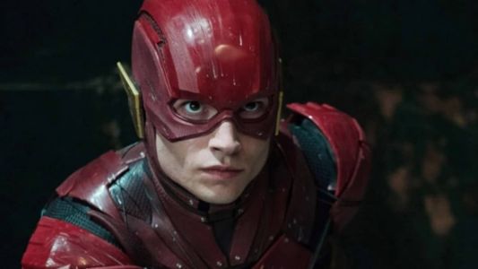 Ezra Miller no papel de Barry Allen, o velocista Flash