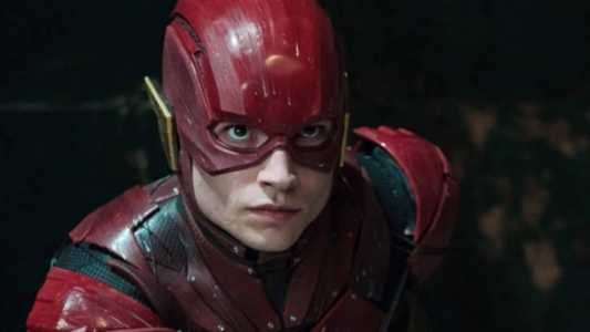 Ezra Miller no papel de Barry Allen, o velocista Flash
