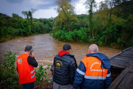 Ao menos 60 ocorrências foram atendidas pela Defesa Civil Municipal em Santa Maria, sendo a maioria por alagamentos, até a manhã desta terça-feira (17)