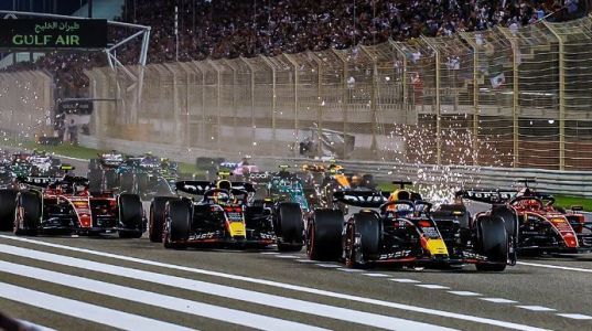 Carros da Fórmula 1 durante corrida