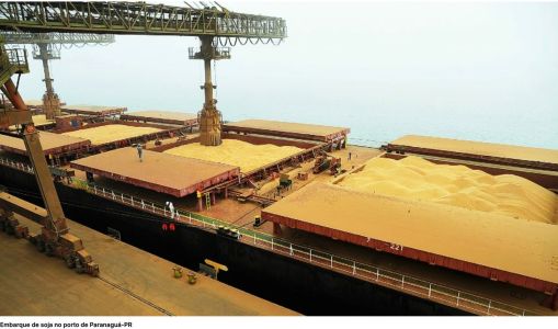 Embarque de soja no Porto de Paranaguá, no Paraná