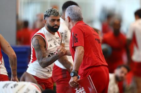 Gabigol cumprimenta Tite em chegada do treinador ao Flamengo