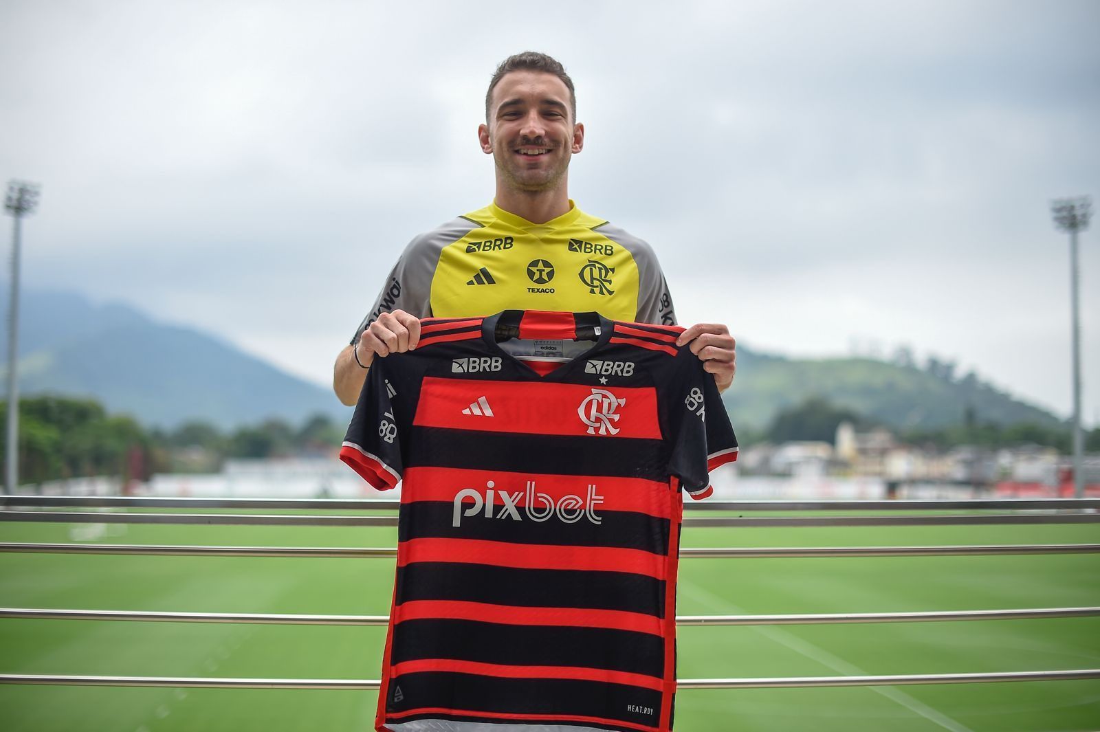 Léo Ortiz destaca números da defesa do Flamengo e projeta disputa pela vaga