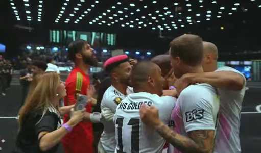 Jogadores da Fúria comemoram título com presidente Cris Guedes