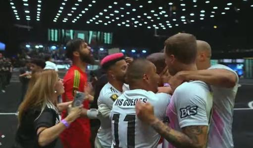 Jogadores da Fúria comemoram título com presidente Cris Guedes