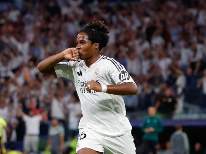 Endrick, do Real Madrid, comemora gol marcado na estreia da Champions League