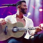 Fã de Gusttavo Lima vende galinhas para ir em show, e cantor reage