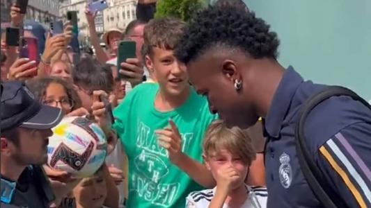 Fã se emociona ao ver Vini Jr