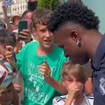 Torcedor do Real Madrid chora ao encontrar Vinícius Jr; assista