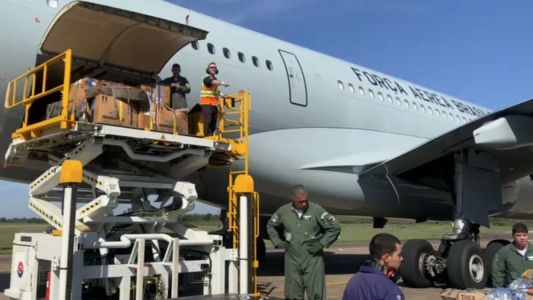 Fotos mostram mantimentos desembarcando de avião da FAB no Rio Grande do Sul