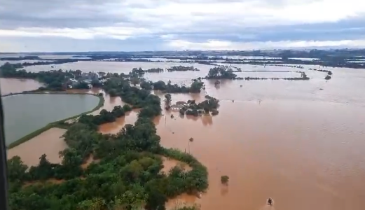 FAB envia helicópteros para resgatar atingidos por enchente no RS; 8 pessoas morreram | CNN Brasil