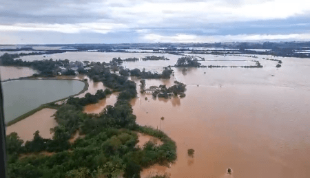FAB envia helicópteros para resgatar atingidos por enchente no RS; 8 pessoas morreram | CNN Brasil