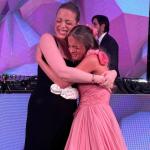 Com câncer em remissão, Fabiana Justus aparece, de surpresa, nos 15 anos de Rafaella Justus