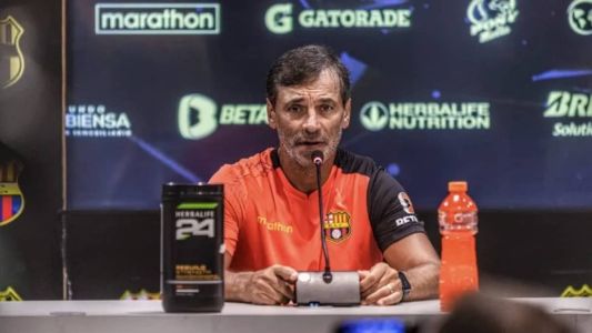 Fabián Bustos durante coletiva pelo Barcelona-EQU