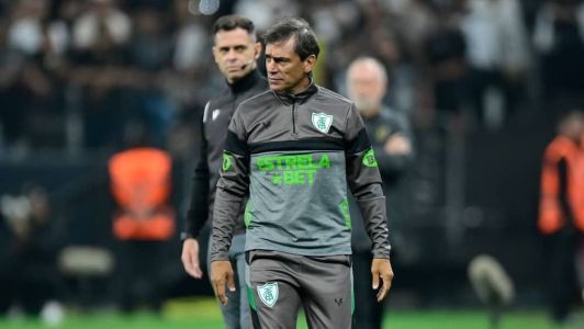 Fabián Bustos ficou na bronca com a arbitragem após empate do América
