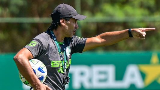 Fabián Bustos, técnico do América, durante treino no CT Lanna Drumond