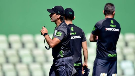 Fabian Bustos tem sete jogadores pendurados para jogo contra o Cuiabá