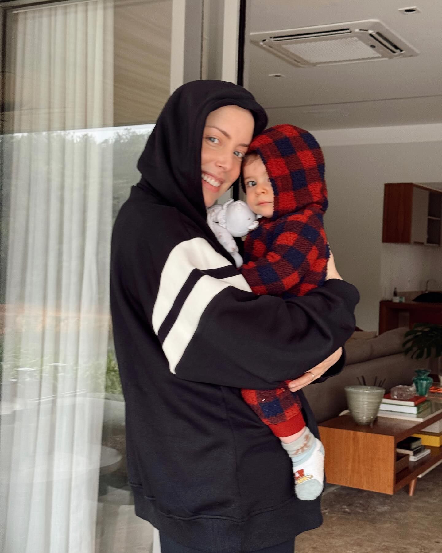 Fabiana Justus usa peruca e filho tem reação inusitada; veja fotos