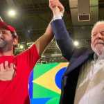 'Trompetista do Lula' faz aparição relâmpago na porta de hospital e toca 'Nossa senhora'