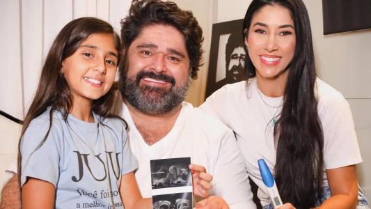 Fabiano Menotti com a filha Julia e esposa Gaby anunciaram o nascimento do segundo filho do casal