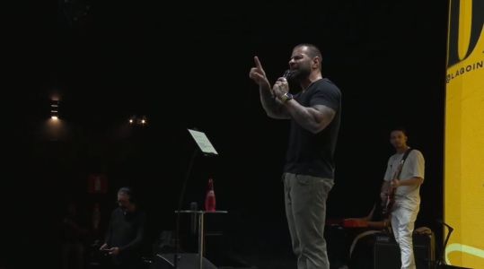 Fabiano Zettel durante culto na Igreja da Lagoinha, em Belo Horizonte