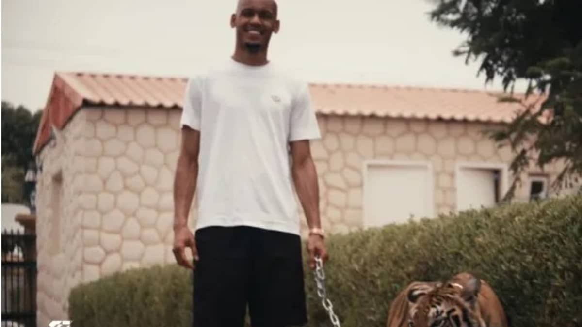 Fabinho segura tigre em corrente em anúncio do Al-Ittihad; veja vídeo