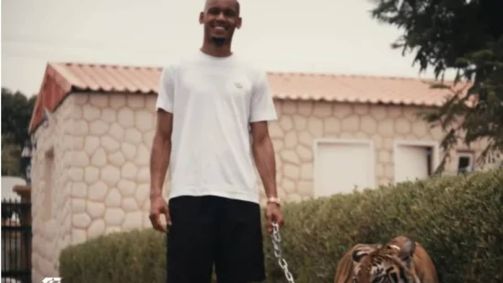 Fabinho foi anunciado pelo Al-Ittihad segurando um tigre
