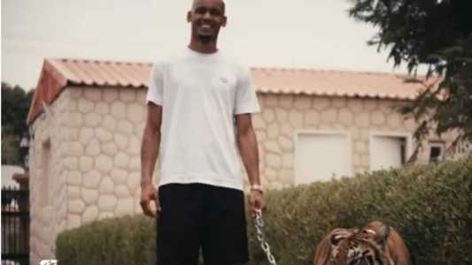 Fabinho foi anunciado pelo Al-Ittihad segurando um tigre