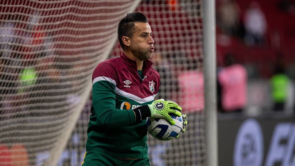 A um passo da história! Veja a caminhada de Fábio desde sua chegada ao Fluminense