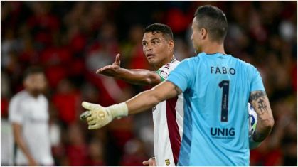 Fábio e Thiago Silva em ação pelo Fluminense