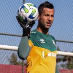 Fábio, do Fluminense, é o goleiro com mais defesas difíceis no Brasileirão
